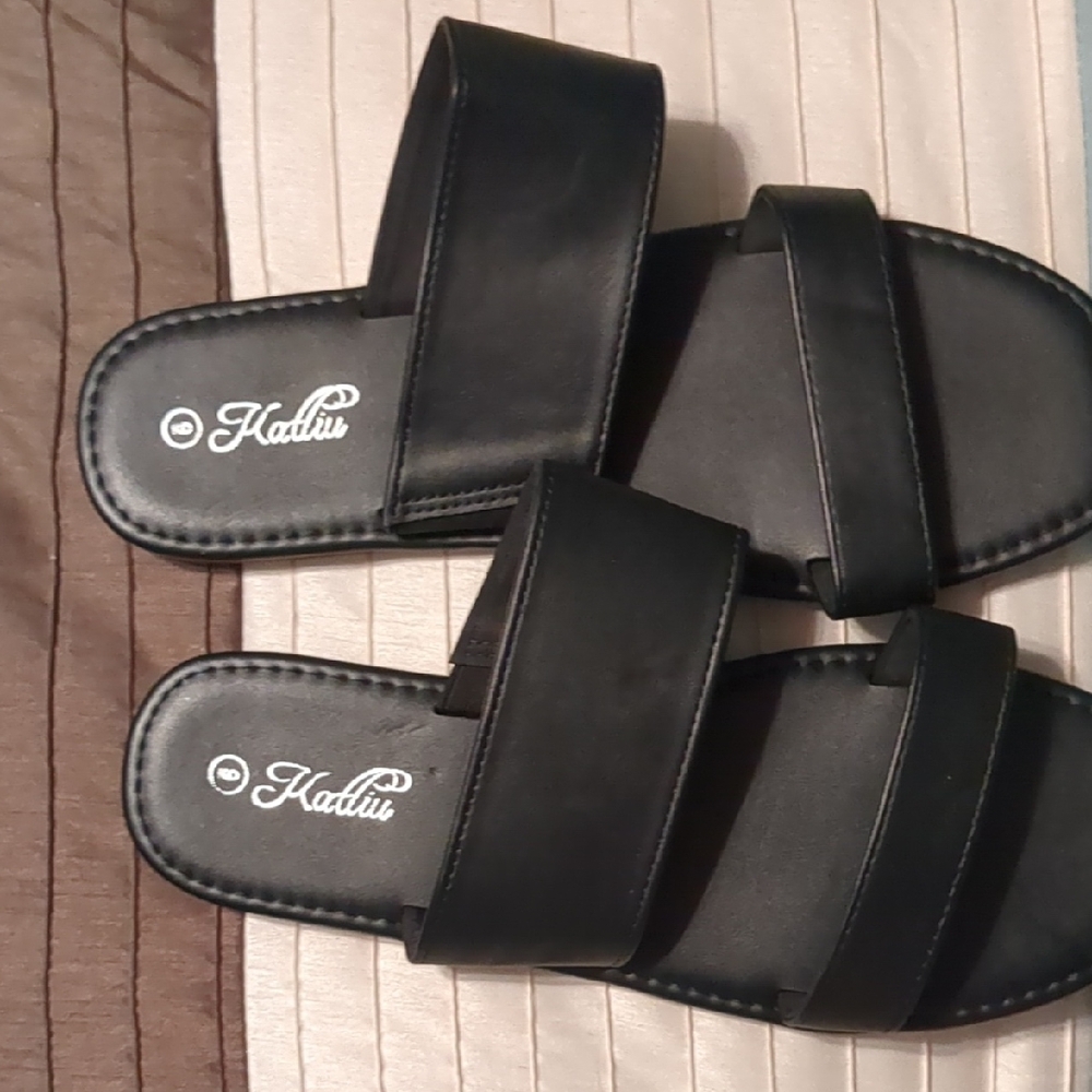 Katiu Black Slide Sandals